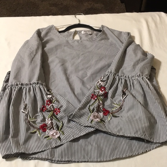 Ladies Embroidered detail on sleeves size large by Stem&Vine - Picture 3 of 4